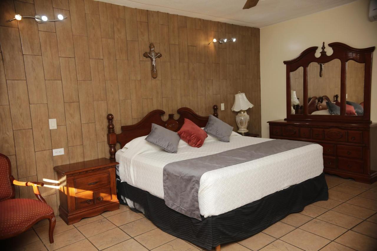 Hotel Posada Santa Fe Sabinas ภายนอก รูปภาพ