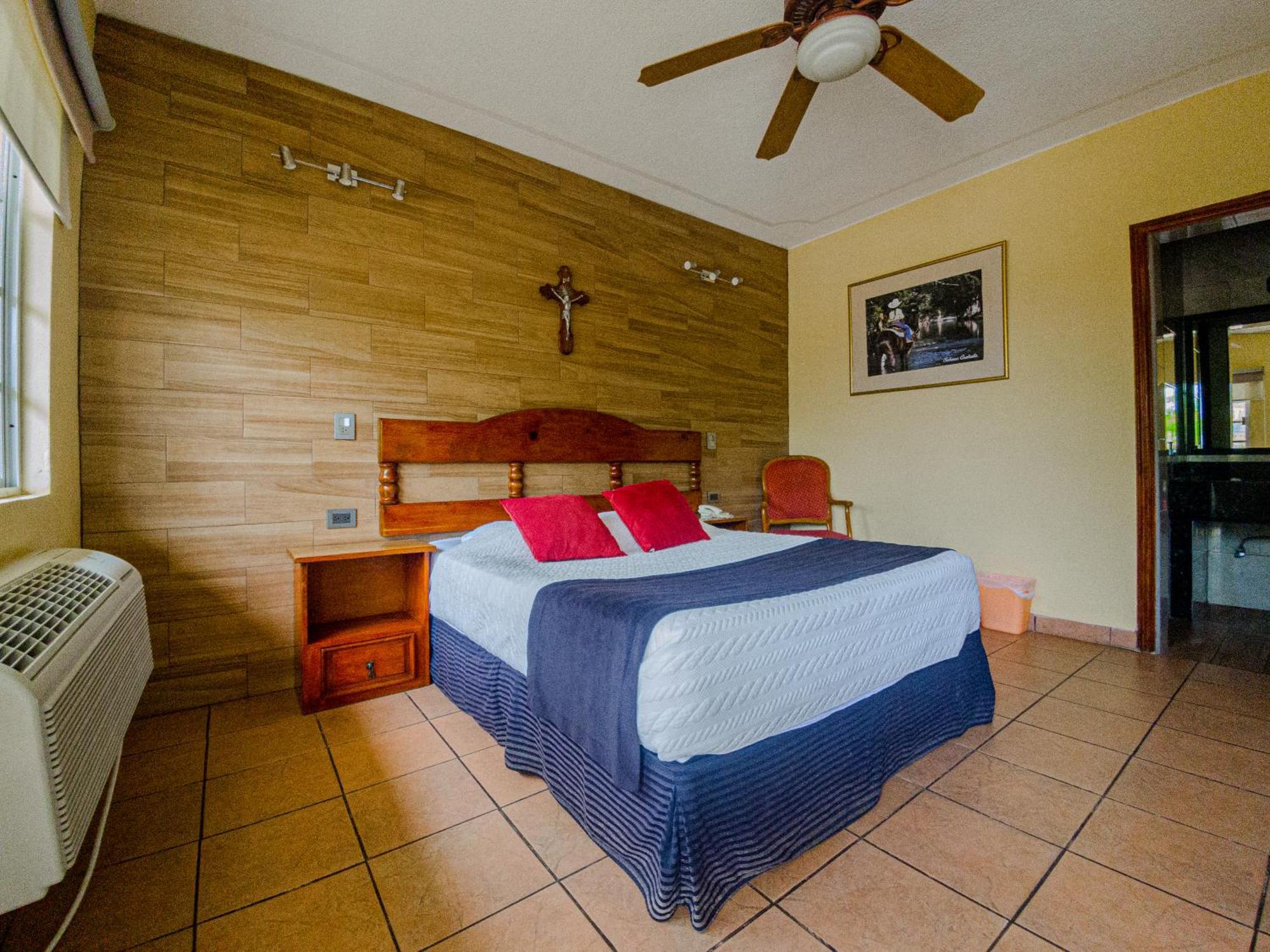 Hotel Posada Santa Fe Sabinas ภายนอก รูปภาพ